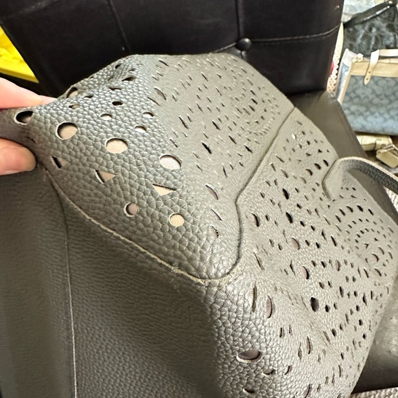 Large Unbranded Tote with Zip Closure - Picture 6 of 6